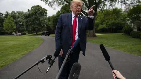 Donald Trump habla con los periodistas antes de abandonar este jueves la Casa Blanca para acudir a Michigan