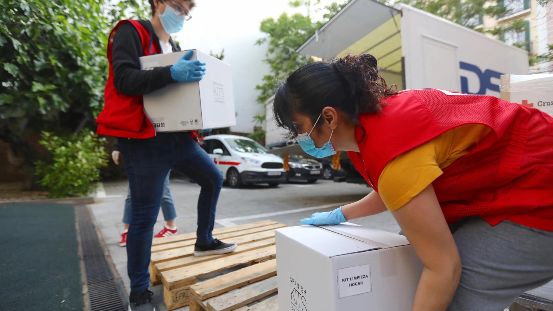 24 horas con Miguel Bautista, voluntario de la Cruz Roja en la Unidad de Respuesta Social, llevando cajas de alimentos y bienes básicos a los hogares sin medios.