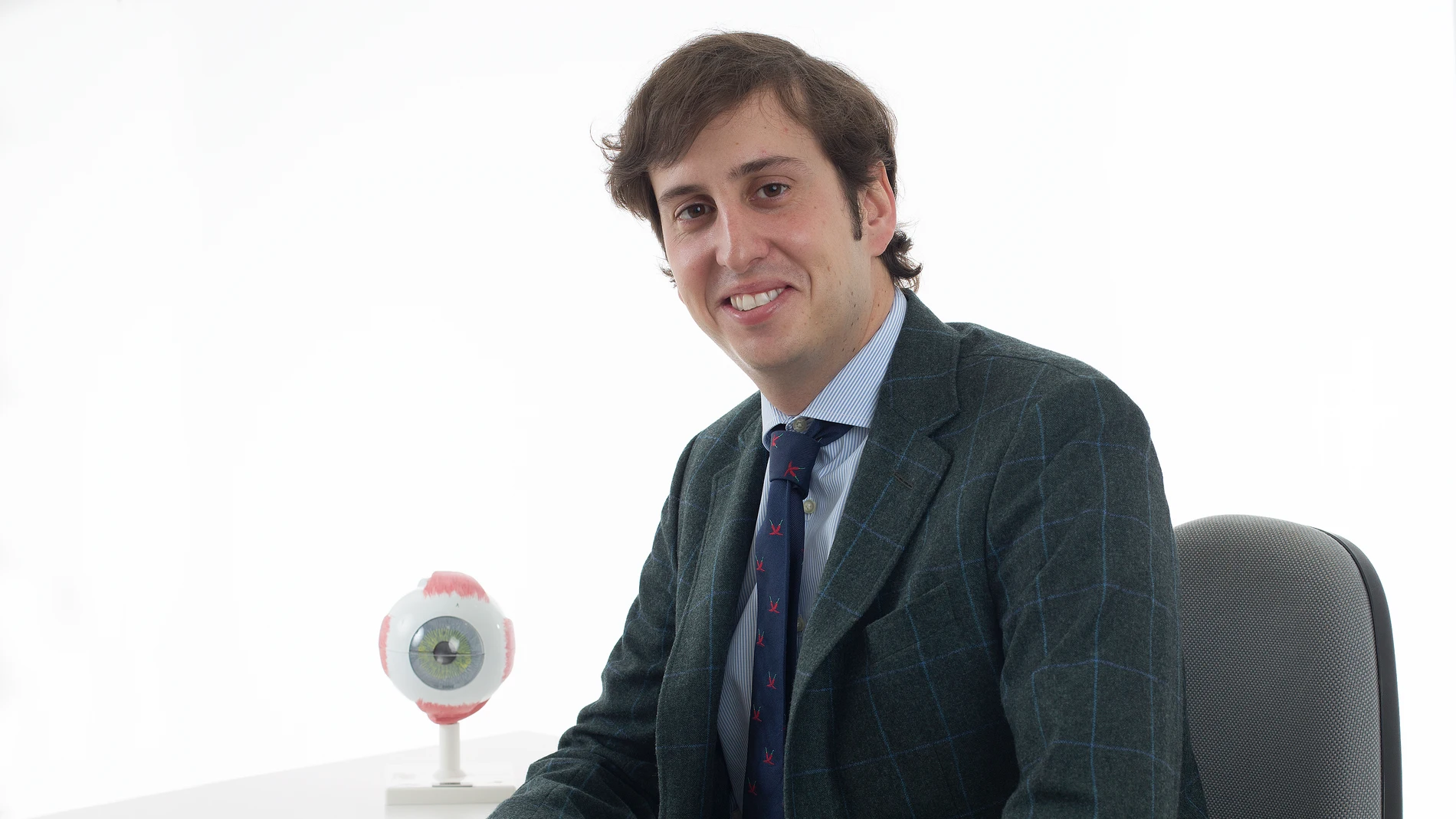 Luis Fernández Vega encarna la quinta generación de oftalmólogos de su familia
