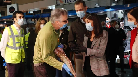 La ministra de Industria, Comercio y Turismo, Reyes Maroto (D) junto a los Reyes , en la visita a Mercamadrid, la mayor plataforma de distribución, comercialización, transformación y logística de alimentos frescos de España, donde los empleados han sido clave para garantizar la cadena de suministro a 12 millones de personas durante la pandemia por Covid-19. En Madrid, (España), a 21 de mayo de 2020.21 MAYO 2020;MERCAMADRID;REYES;MADRID;EPIDEMIA;PANDEMIACasa de S.M. el Rey21/05/2020