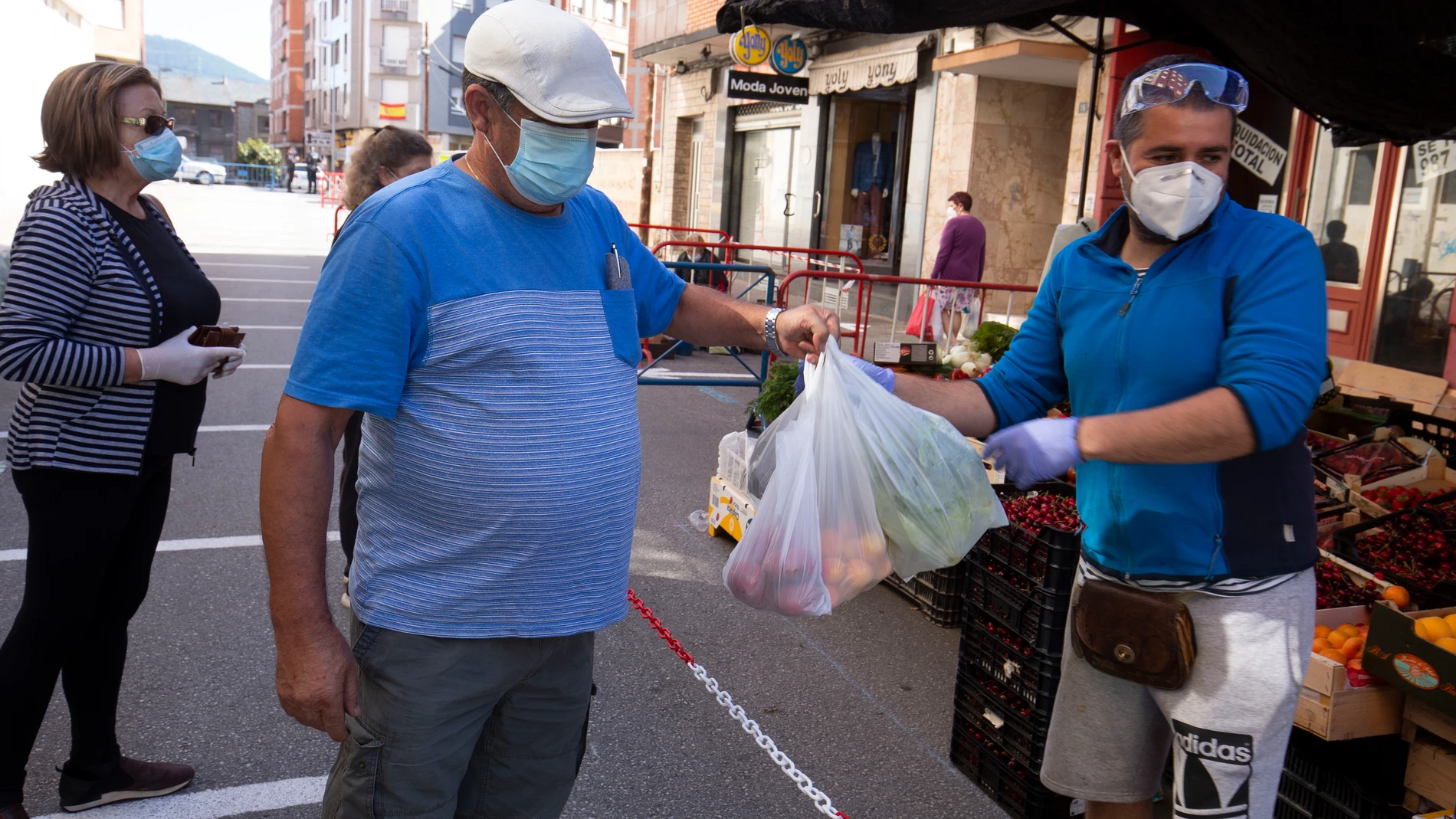 Mercado de Ponferrada durante la fase 1 de la desescalada, restringido a puestos de alimentación y venta de plantas