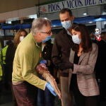 Madrid (Spain), 21/05/2020.- A handout photo made available by the Spanish Royal Household shows Spain's King Felipe VI (C) and Queen Letizia (2-R), wearing masks and gloves as they speak with a stall holder at Mercamadrid market in Madrid, Spain, 21 May 2020. Mercamadrid is Spain's biggest fresh food market and distribution facilities. (España) EFE/EPA/Spanish Royal Household HANDOUT HANDOUT EDITORIAL USE ONLY NO SALES HANDOUT EDITORIAL USE ONLY/NO SALES