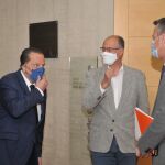 El presidente del Consejo de Cuentas, Mario Amilivia, conversa con el presidentes de las Cortes, Luis Fuentes, y con el procurador de Cs, Juan Pablo Izquierdo, antes de comparecer en la Comisión de Economía y Hacienda