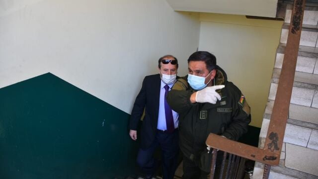 21 May 2020, Bolivia, La Paz: Bolivia's Health Minister Marcelo Navajas (L) is accompanied by a police officer after he was arrested on corruption charges related to the coronavirus (Covid 19) pandemic. Photo: -/ABI/dpa21/05/2020 ONLY FOR USE IN SPAIN