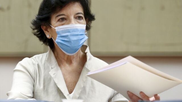 La ministra de Educación, Isabel Celaá, comparece ante la comisión del ramo en el Congreso de los Diputados