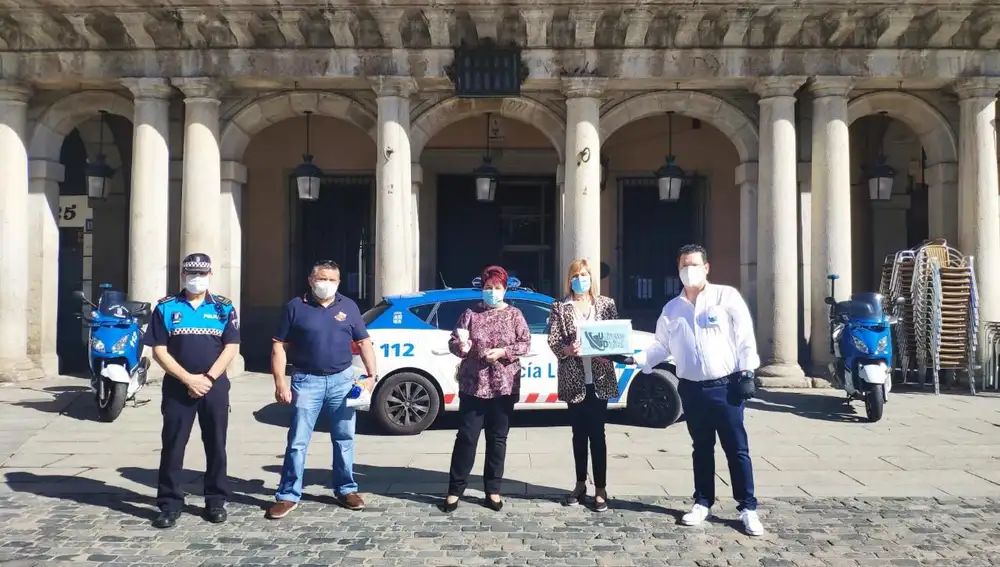 Entrega de los termómetros al Ayuntamiento de Segovia