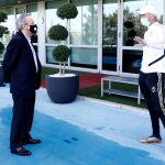 Florentino Pérez dialoga con Zidane en Valdebebas