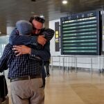 El primer avión que llega a Valencia procedente del extranjero cuyos viajeros están obligados a pasar una cuarentena ha aterrizado unos minutos antes de las 14 horas de este jueves en el aeropuerto de Manises, procedente de Zurich y operado por la compañía Swiss