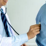 Un médico ausculta a un paciente