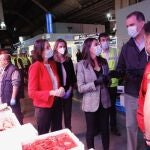 Los Reyes charlan con empleados de Mercamadrid, la mayor plataforma de distribución, comercialización, transformación y logística de alimentos frescos de España,