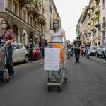Habitantes de Milán salieron este viernes a protestar con carros de supermercado contra la crisis económica derivada de la pandemia