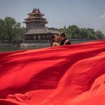 Una pareja se hace las fotos previas a su boda en los alrededores de la Ciudad Prohibida en Pekín