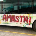 . Siete encapuchados han "detenido y atacado" a primeras horas de este viernes en Azpeitia (Gipuzkoa) un autobús del servicio de Lurraldebus, en cuyos laterales han hecho pintadas de apoyo al preso etarra en huelga de hambre Patxi Ruiz. Efe