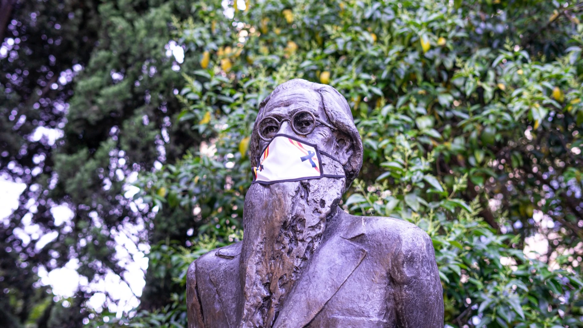 La Plataforma Unidos coloca mascarillas con un crespón en las estatuas de personajes históricos de Madrid