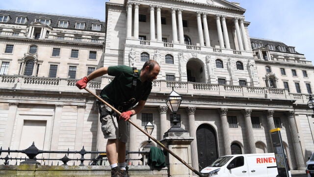 Un jardinero trabaja frente al Banco de Inglaterra, en la City de Londres. El endeudamiento del Gobierno británico alcanzó los 62.100 millones de libras (68.746 millones de euros) en abril, una cifra mensual récord