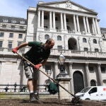 Un jardinero trabaja frente al Banco de Inglaterra, en la City de Londres. El endeudamiento del Gobierno británico alcanzó los 62.100 millones de libras (68.746 millones de euros) en abril, una cifra mensual récord