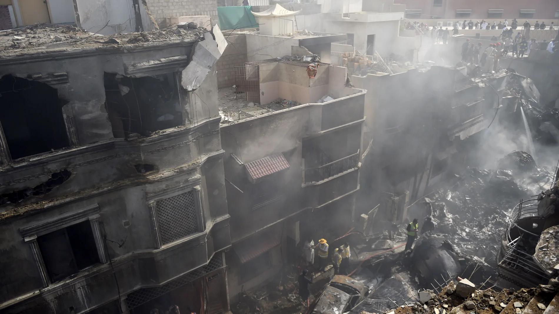 El aparato de la Pakistan International Airlines cayó sobre las viviendas de una zona residencial de Karachi