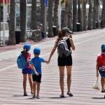 Unas personas caminan por el Paseo Marítimo en Almería, en la fase 1 de la desescalada