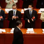 El presidente Xi Jingping pasa frente al ministro de Exteriores, Wang Yi, y el de Defensa, Wei Fenghe -ambos con mascarillas- en la inauguración de la Asamblea Nacional Popular china
