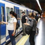 Varios pasajeros abren la puerta de un tren de Metro de Madrid, el mismo día de la presentación de una cámara térmica con la que se controlará la temperatura de los trabajadores del Puesto de Mando de Metro en el Puesto de Mando de la estación de Metro Alto del Arenal, en Madrid (España), a 22 de mayo de 2020.22 MAYO 2020;COVID-19;CORONAVIRUS;COMUNICACIONES;METRO;PANDEMIA;CRISIS;ENFERMEDAD;ESTADO DE ALARMA;FASE 0;ALTO DEL ARENALMarta Fernández Jara / Europa Press22/05/2020