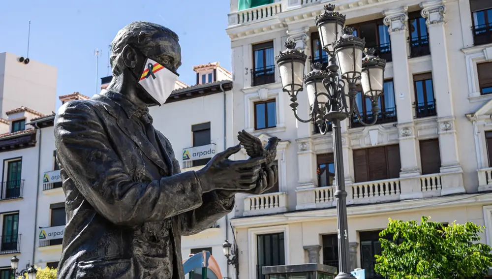 La Plataforma Unidos coloca mascarillas con un crespón en las estatuas de personajes históricos de Madrid