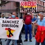 Decenas de personas participan en una manifestación convocada este viernes en la plaza de Santa Catalina de Murcia para protestar por la gestión del Gobierno