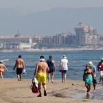 El protocolo de playas presentado este viernes por el Instituto para la Calidad Turística Española (ICTE), recomienda a las autoridades (ayuntamientos, costas, comunidades autónomas) que determinen el aforo de bañistas y las actividades que podrán realizar, y deja en manos de estos gestores fijar el número máximo de personas que podrán acudir en grupo a las instalaciones. EFE/Kai Försterling