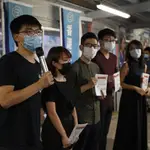 El activista pro democracia Joshua Wong habla a los medios