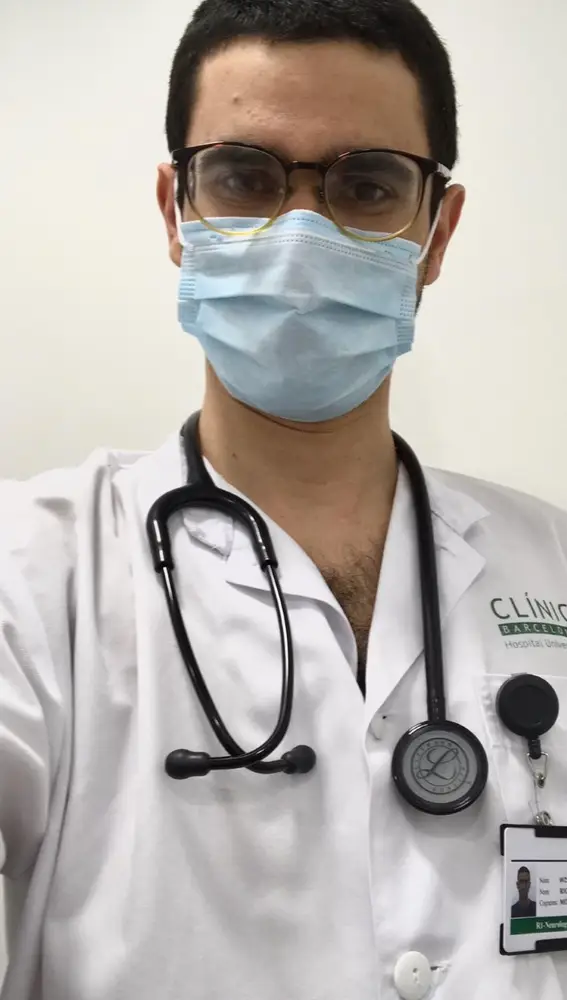 Ricardo, médico residente del Hospital Clínic, estuvo en Urgencias en marzo y abril, coincidiendo con lo peor de la pandemia, en mayo volvió a su especialidad, Neurología