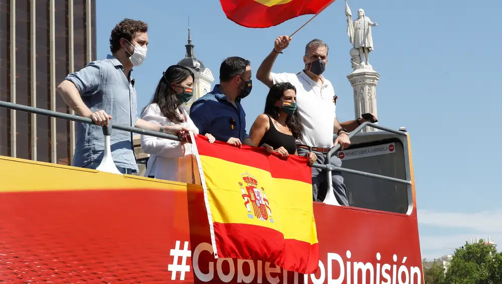 El líder de Vox, Santiago Abascal (c), junto a la portavoz de Vox de la Asamblea de Madrid, Rocío Monasterio (2d), el diputado de Vox en el Congreso, Javier Ortega Smith (d), y ell diputado de Vox Iván Espinosa de los Monteros