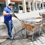 Un trabajador desinfecta la terraza de un restaurante