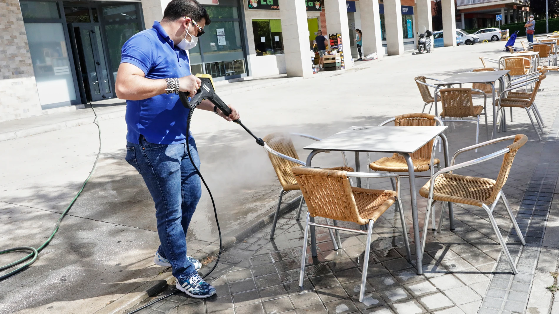 Un trabajador desinfecta la terraza de un restaurante