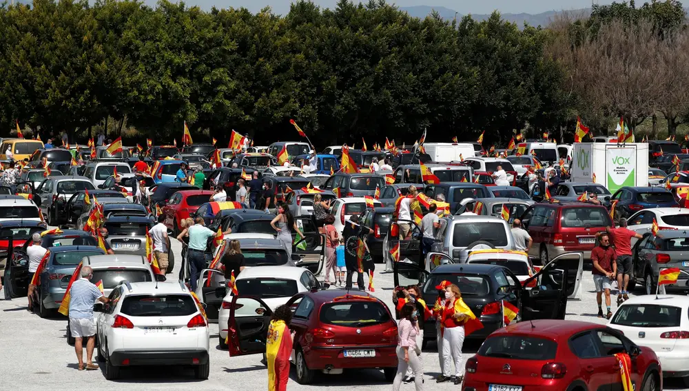 Decenas de españoles se manifiestan en Málaga contra la gestión del Gobierno