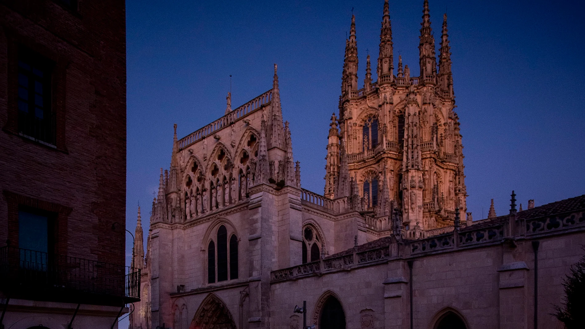 Unas 15.000 velas iluminan el casco histórico en la conmemoración del VIII Centenario de la Catedral de Burgos