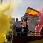 Un momento de la manifestación en el que los participantes lanzaron botes de humo con los colores de la bandera de España