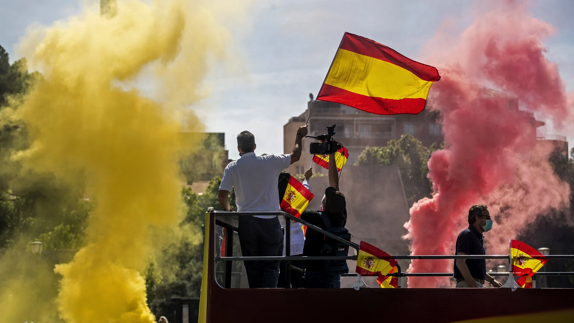 Un momento de la manifestación en el que los participantes lanzaron botes de humo con los colores de la bandera de España