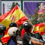 Caravana de coches y motos convocada por Vox en Sevilla contra el Gobierno de Pedro Sánchez