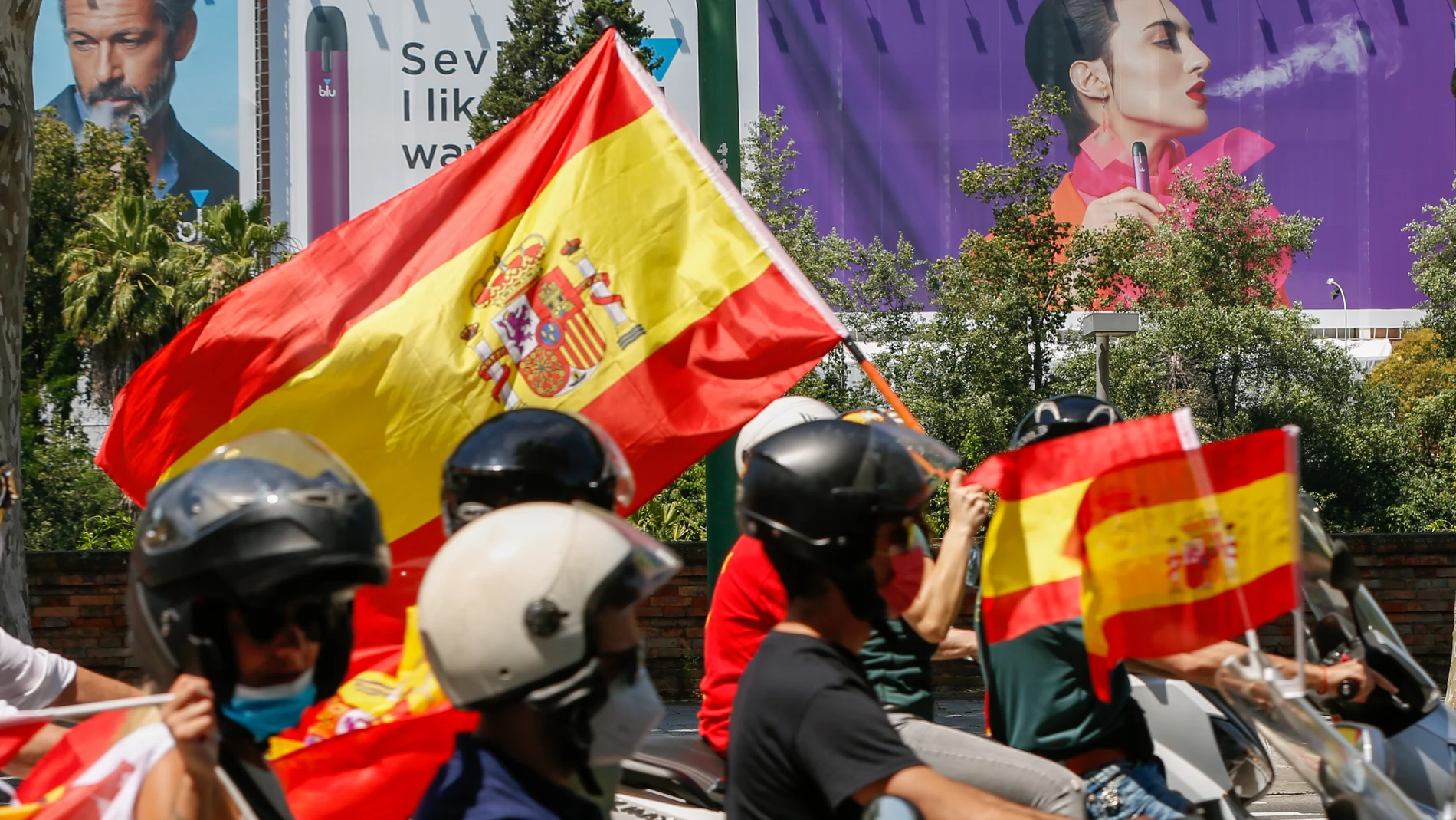 En Sevilla caravana de coches convocada por Vox contra la gestión del Gobierno de Pedro Sánchez en la crisis del coronavirus