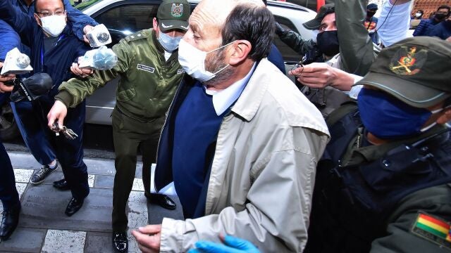 El ex ministro boliviano de Sanidad Marcelo Navajas es conducido por la Policía a declarar ante la audiencia de La Paz