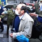 El ex ministro boliviano de Sanidad Marcelo Navajas es conducido por la Policía a declarar ante la audiencia de La Paz