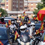 Miles de personas participan en Valladolid en una manifestación convocada por VOX para protestar contra la gestión del Gobierno en la crisis del COVID-19