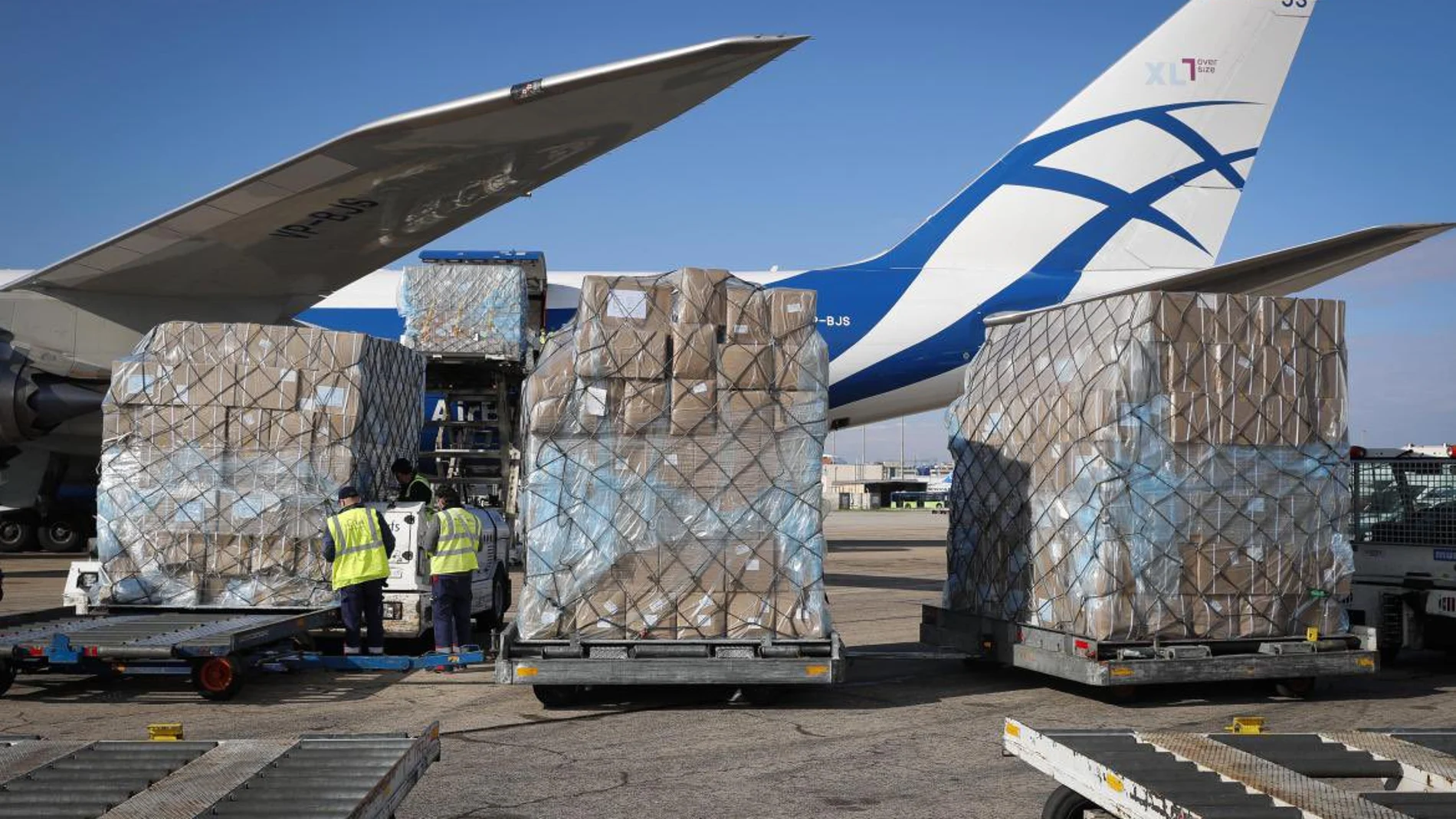 Decimoquinto avión con material sanitario de la Comunidad de Madrid que aterriza en Barajas