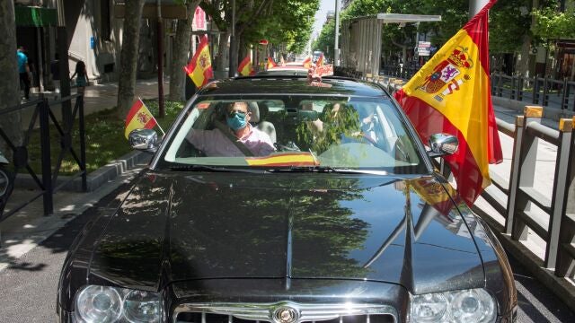 Uno de los vehículos que ha participado en la caravana convocada por Vox en Jaén
