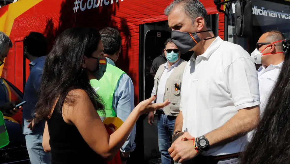 La portavoz de Vox de la Asamblea de Madrid, Rocío Monasterio, y el diputado Javier Ortega Smith conversan antes de participar en la manifestación