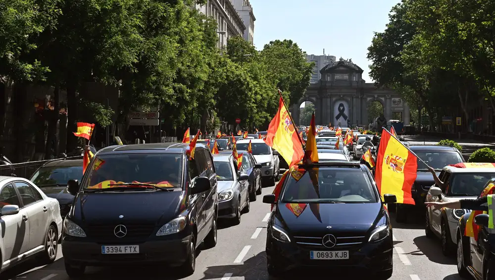 Manifestación en coche en la plaza de Cibeles en Madrid. Foto: EFE/Fernando Villar