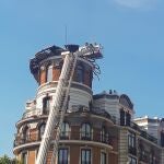 Varios bomberos trabajan en la cúpula de un edificio de la calle Alfonso XII de Madrid, en el barrio de Retiro, que se derrumbó en la madrugada de este sábado sin provocar heridos. EFE/Noelia López