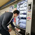 Aguado y Garrido presentan las máquinas expendedoras de mascarillas del Metro de Madrid