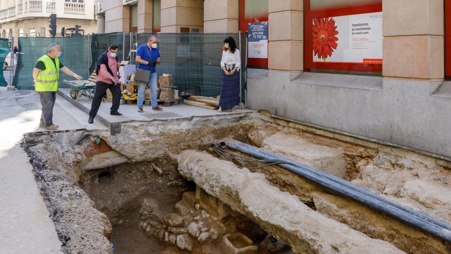 La concejala de Cultura y Turismo del Ayuntamiento de Valladolid, Ana Redondo, visita las excavaciones en busca de Hugh O'Donnell