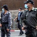 La Policía israelí vigila la oficina del prime ministro, Benjamin Netanyahu, mientras sus simpatizantes se manifiestan contra el proceso judicial