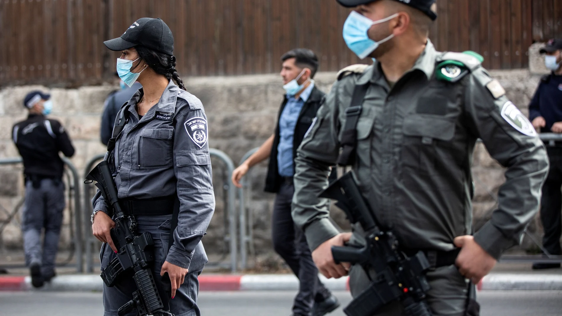 Israeli border police and police keep watch as supporters of Israeli Prime Minister Benjamin Netanyahu protest outside the Prime Minister's Residence in Jerusalem